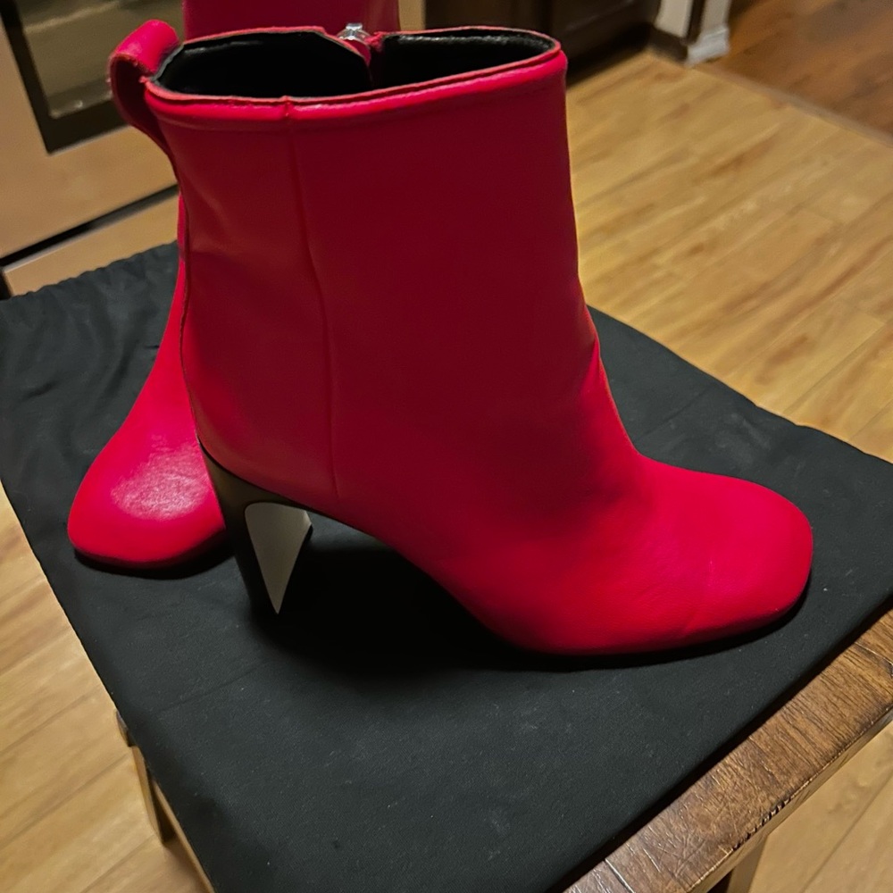 Gorgeous red rag n bone ankle boots with zipper on side